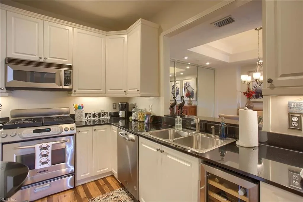 Virginia Beach, Virginia 23451, United States, 3 Bedrooms Bedrooms, ,2 BathroomsBathrooms,Residential,Pending,78686