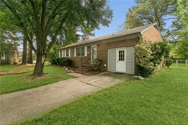 421 Palace Court, photo 3 of 29