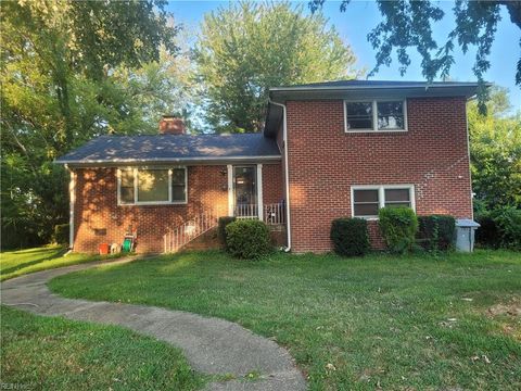 Photo of 8 Riverdale Drive, Hampton, VA 23666 (MLS # 10593574)