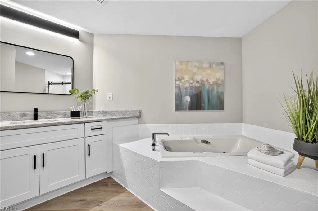 Virginia Beach, Virginia 23451, United States, 2 Bedrooms Bedrooms, ,2 BathroomsBathrooms,Residential,Pending,221392