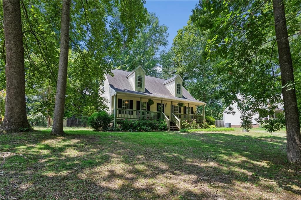 Photo of 7322 Edgehill Street, Gloucester, VA 23061 (MLS # 10643025)