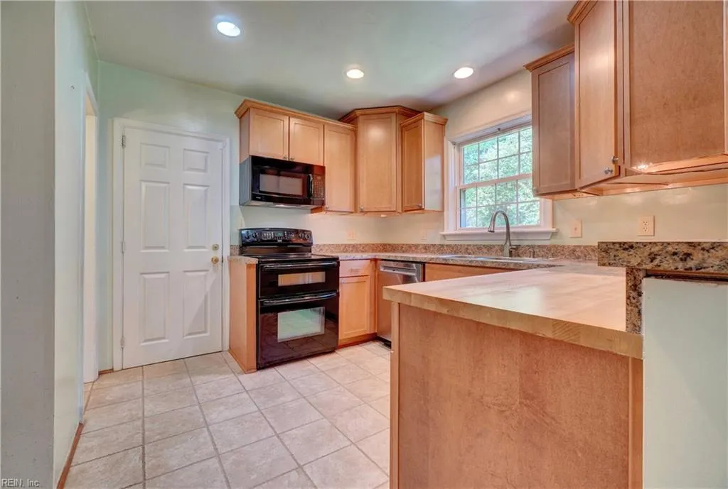 Norfolk, Virginia 23505, United States, 4 Bedrooms Bedrooms, ,2 BathroomsBathrooms,Residential,Active,128386