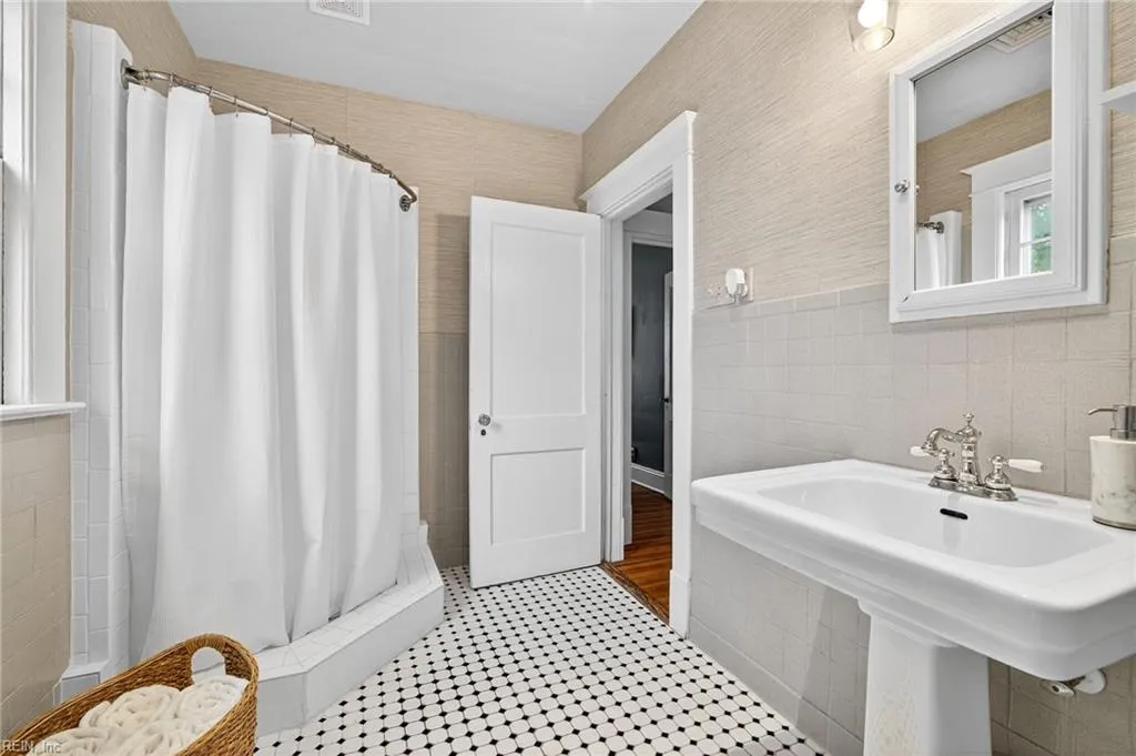 Norfolk, Virginia 23517, United States, 4 Bedrooms Bedrooms, ,2 BathroomsBathrooms,Residential,Active,192271