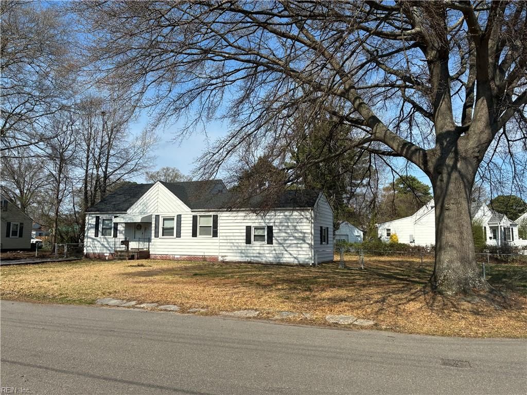 Photo of 14 Fairview Circle S, Portsmouth, VA 23702 (MLS # 10625065)