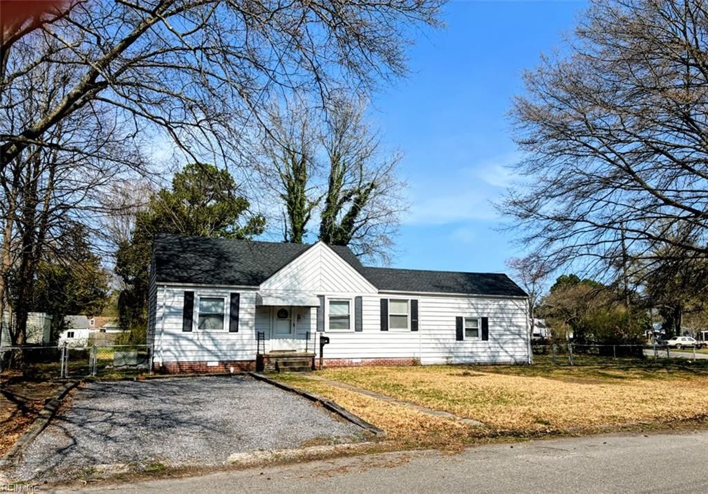 Photo of 14 Fairview Circle S, Portsmouth, VA 23702 (MLS # 10625065)