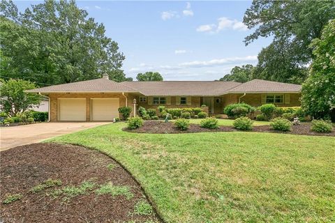 Photo of 25 Garland Drive, Newport News, VA 23606 (MLS # 10643607)