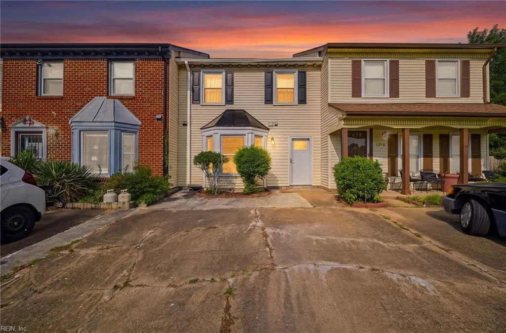 1212 Hillock Crossing