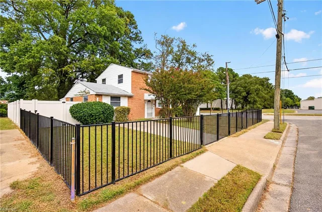 2021 Seward Drive, photo 2 of 30