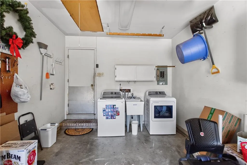 Virginia Beach, Virginia 23456, United States, 3 Bedrooms Bedrooms, ,2 BathroomsBathrooms,Residential,Active,240841