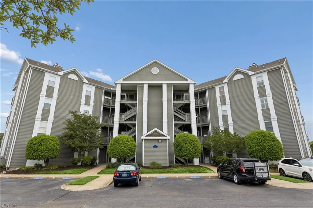 Photo of 1024 Porte Harbour Arch #302, Hampton, VA 23664 (MLS # 10633838)