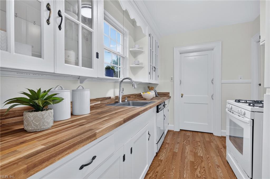Photo of 216 Rockbridge Road, Portsmouth, VA 23707 (MLS # 10650837)