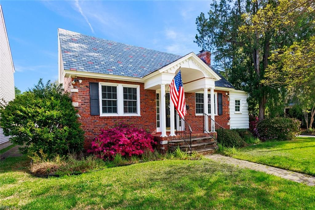 Photo of 136 W Leicester Avenue, Norfolk, VA 23503 (MLS # 10628672)