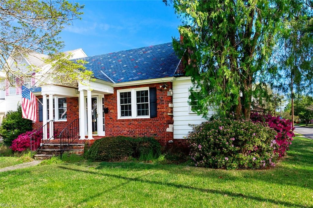 Photo of 136 W Leicester Avenue, Norfolk, VA 23503 (MLS # 10628672)
