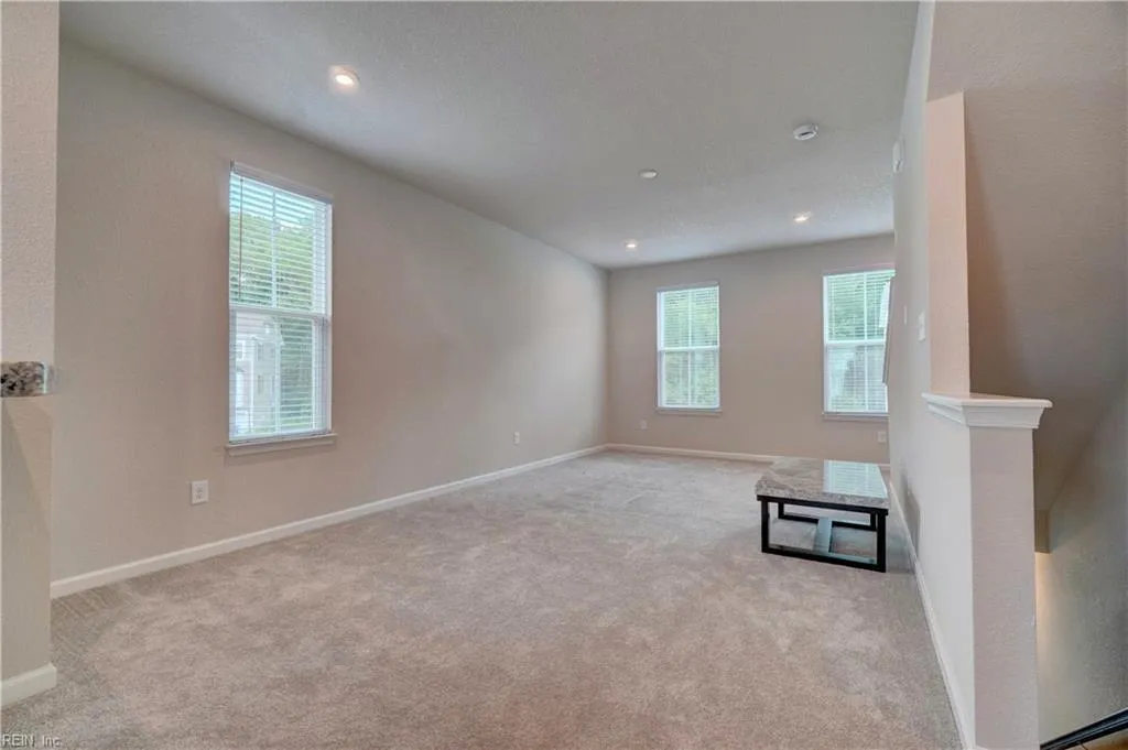 Portsmouth, Virginia 23701, United States, 2 Bedrooms Bedrooms, ,3 BathroomsBathrooms,Residential,Active,223583