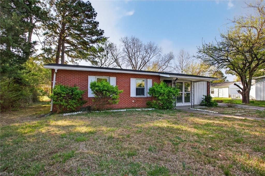 Photo of 122 Jenness Lane, Newport News, VA 23602 (MLS # 10627703)