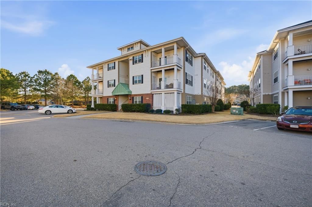 Photo of 4316 Hillingdon Bend #205, Chesapeake, VA 23321 (MLS # 10616814)