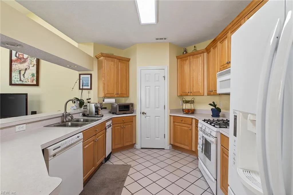 Virginia Beach, Virginia 23451, United States, 3 Bedrooms Bedrooms, ,3 BathroomsBathrooms,Residential,Active,204646