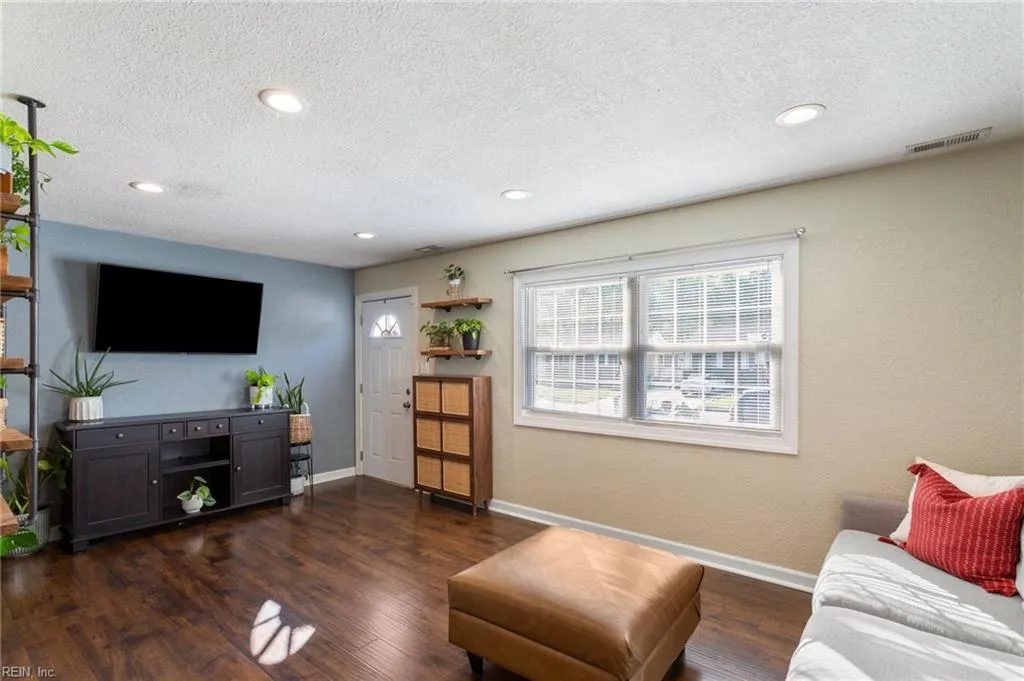 Hampton, Virginia 23666, United States, 3 Bedrooms Bedrooms, ,2 BathroomsBathrooms,Residential,Pending,116819