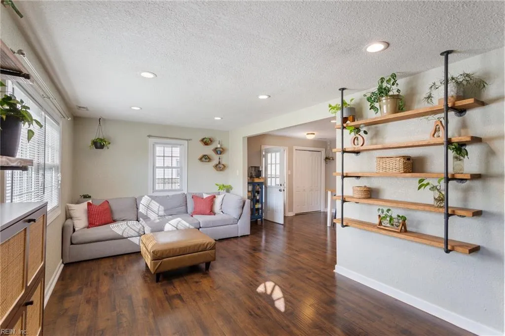 Hampton, Virginia 23666, United States, 3 Bedrooms Bedrooms, ,2 BathroomsBathrooms,Residential,Pending,116819