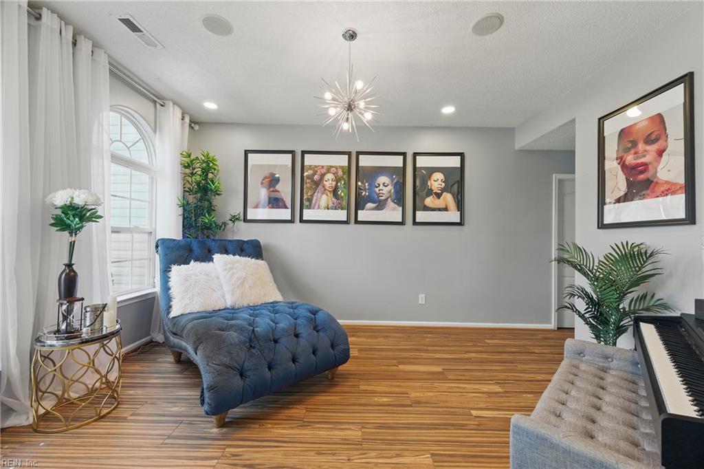 221 Woodburne LN