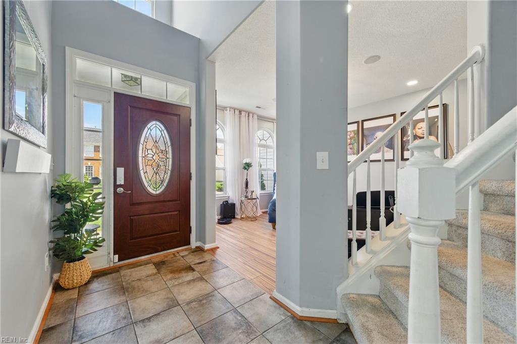 221 Woodburne LN