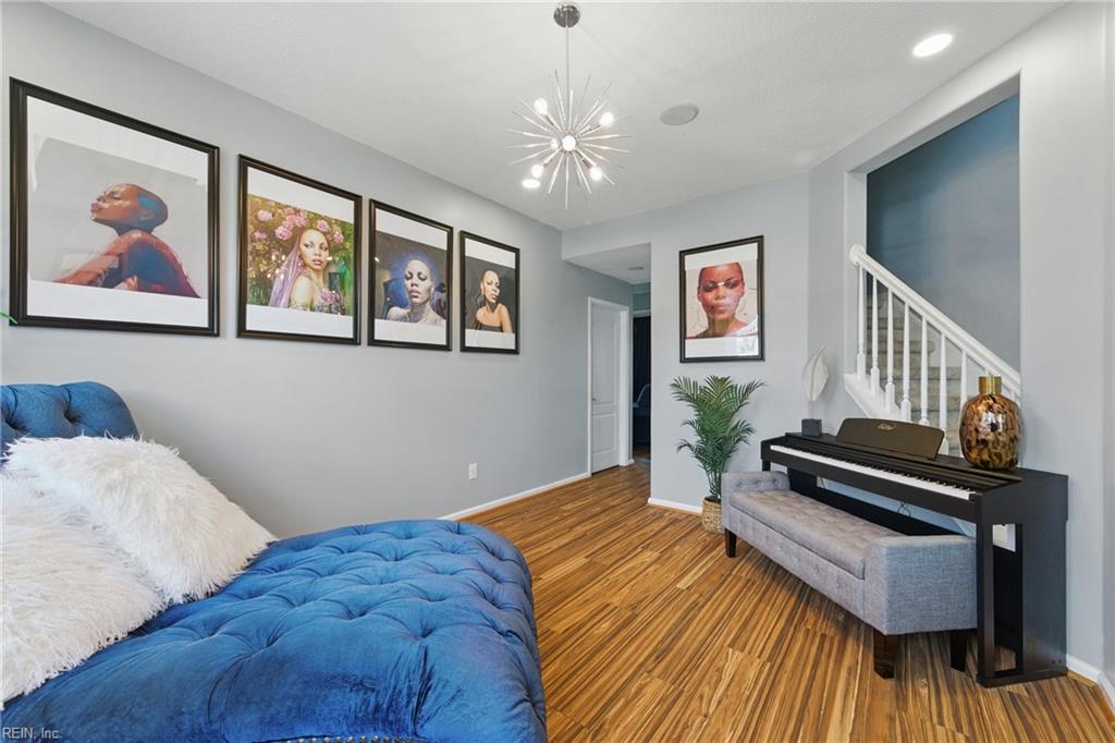 221 Woodburne LN