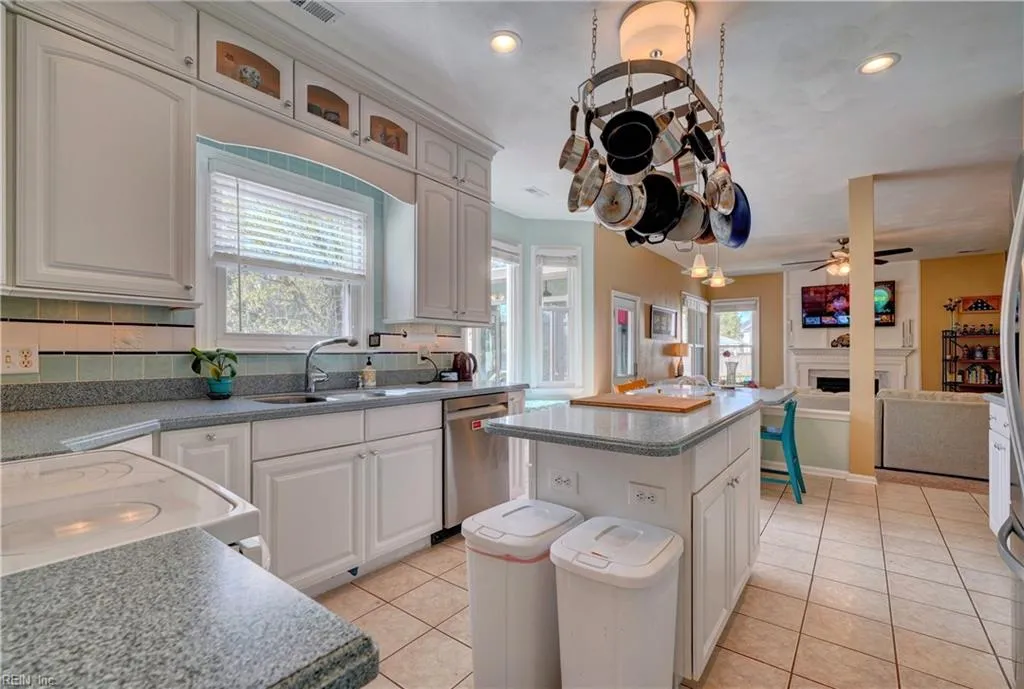 Chesapeake, Virginia 23322, United States, 4 Bedrooms Bedrooms, ,3 BathroomsBathrooms,Residential,Pending,120382