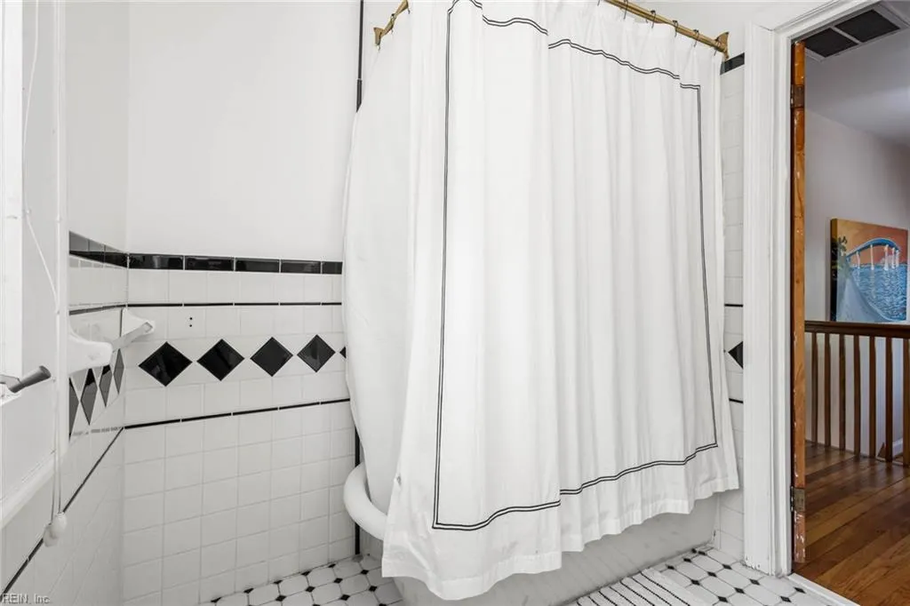 Norfolk, Virginia 23507, United States, 3 Bedrooms Bedrooms, ,3 BathroomsBathrooms,Residential,Active,160840