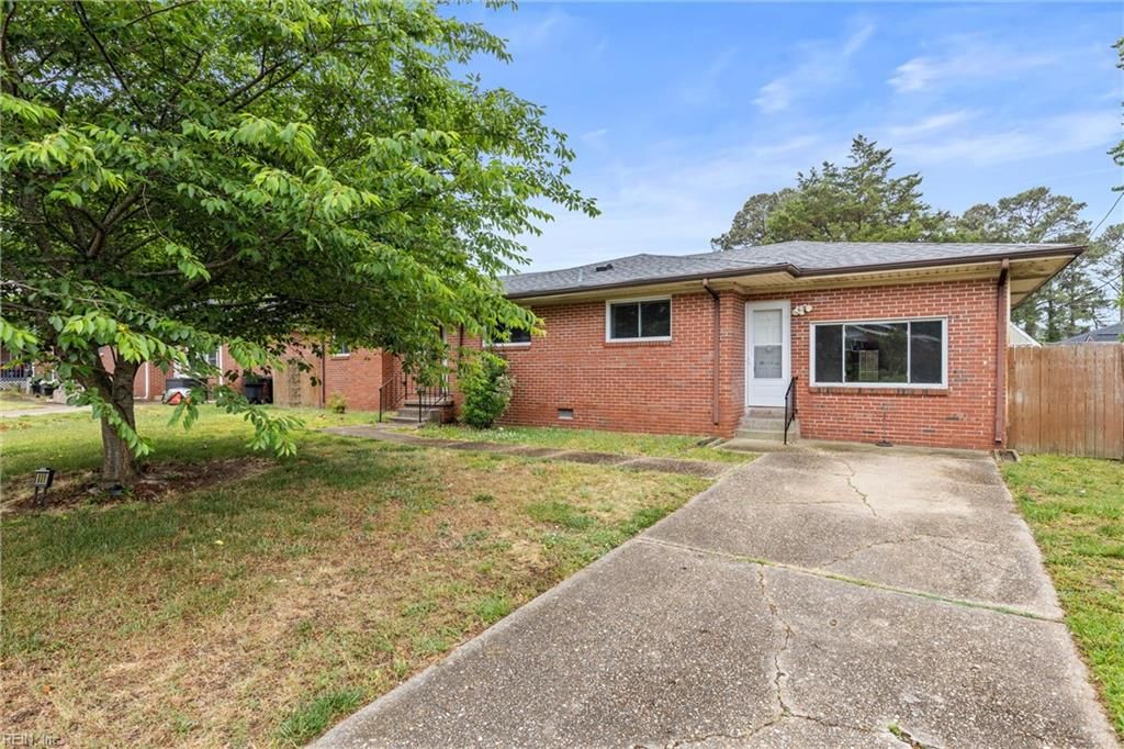 Photo of 889 Hopwood Lane, Virginia Beach, VA 23455 (MLS # 10636501)