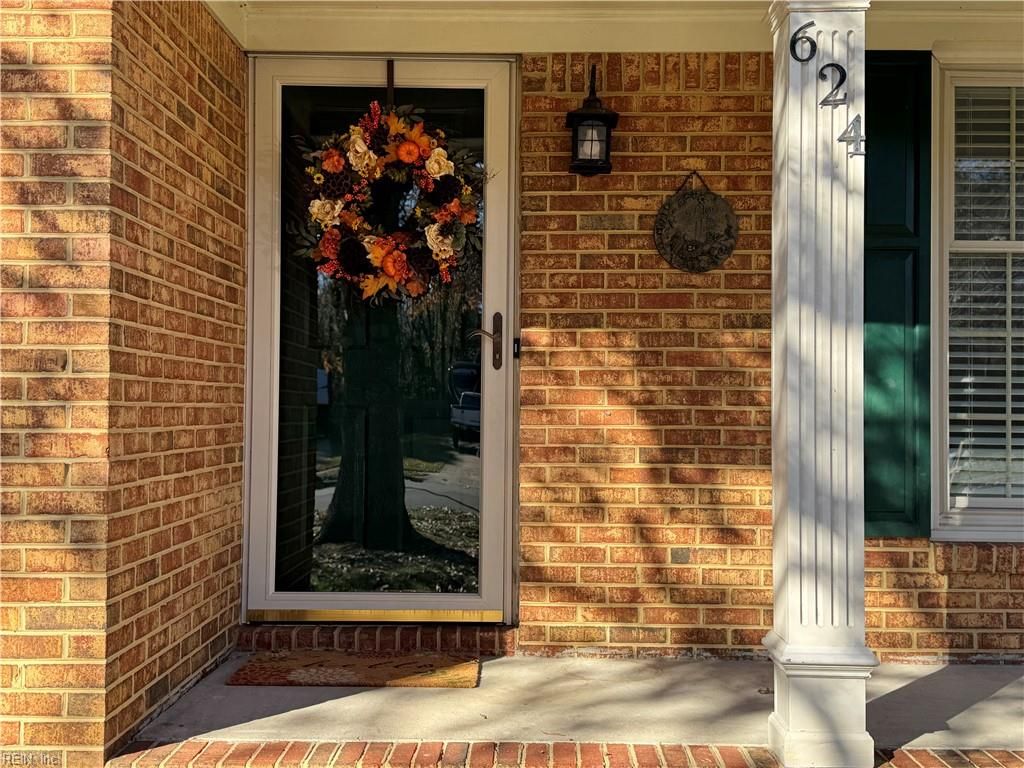 Photo of 624 Luray Terrace, Chesapeake, VA 23322 (MLS # 10611627)