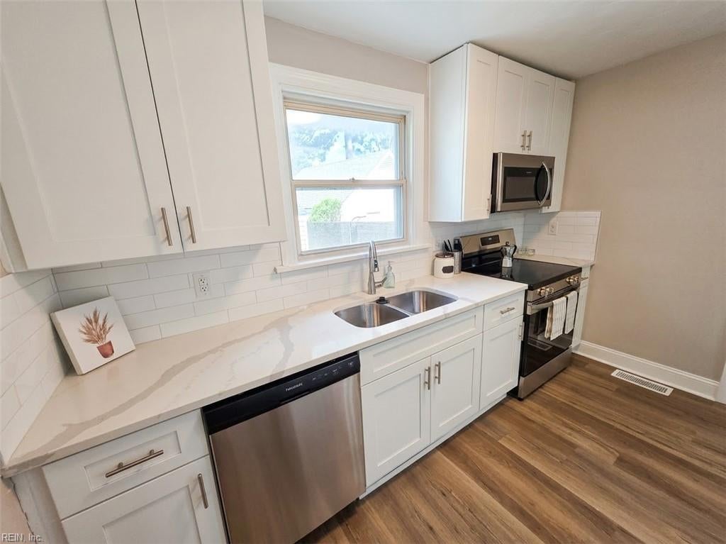 Photo of 26 S Fairview Circle, Portsmouth, VA 23702 (MLS # 10651143)