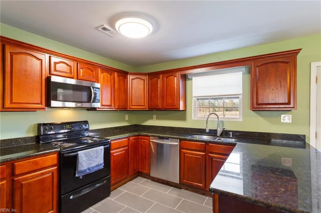 Suffolk, Virginia 23434, United States, 3 Bedrooms Bedrooms, ,2 BathroomsBathrooms,Residential,Pending,28189