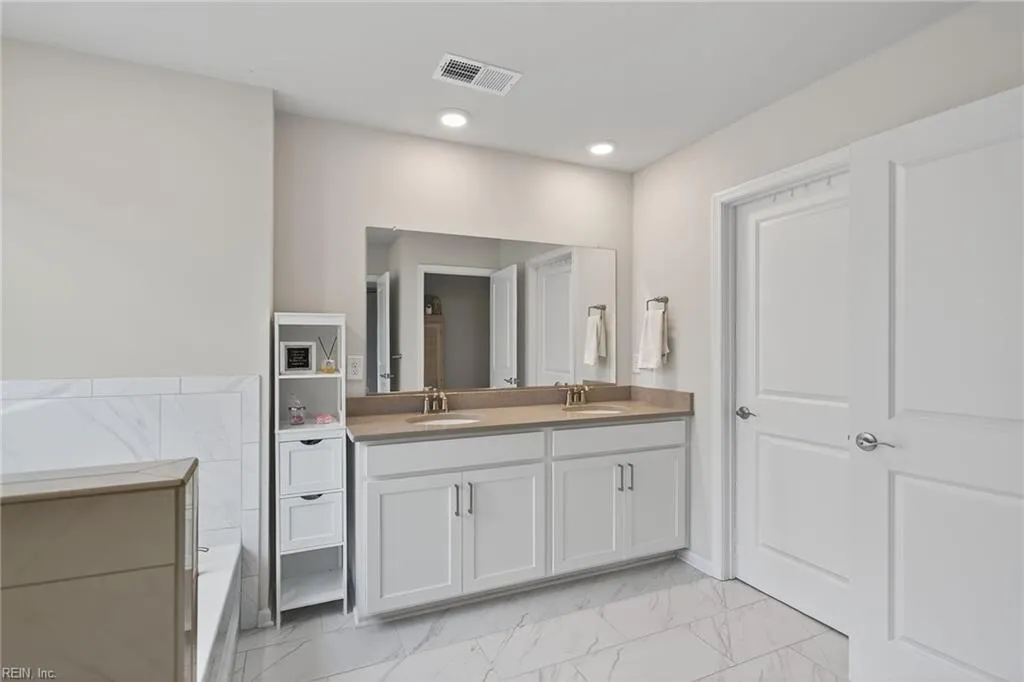 Smithfield, Virginia 23430, United States, 6 Bedrooms Bedrooms, ,4 BathroomsBathrooms,Residential,Active,174645