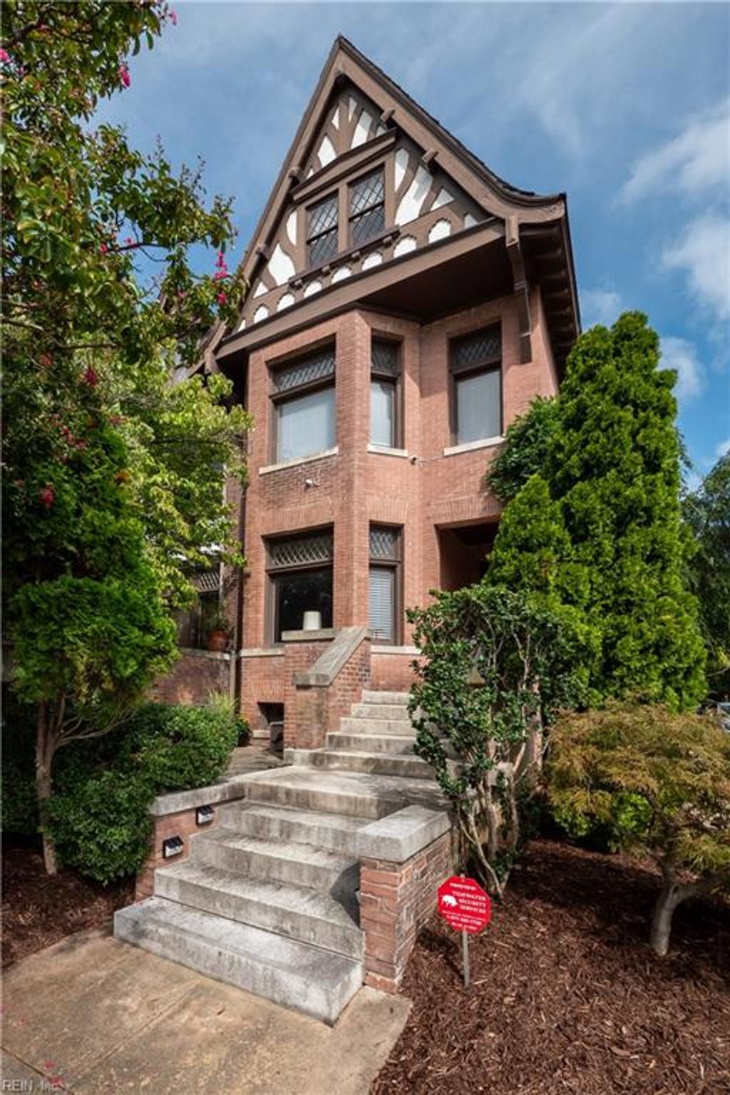 Photo of 406 Mowbray Arch, Norfolk, VA 23507 (MLS # 10627088)