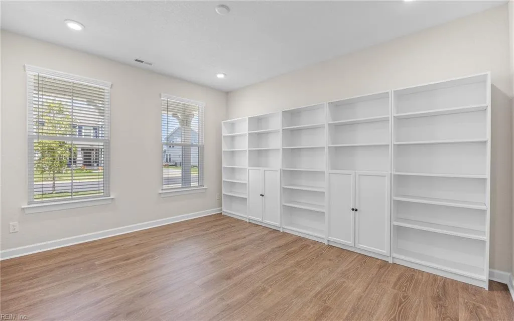 Suffolk, Virginia 23434, United States, 6 Bedrooms Bedrooms, ,4 BathroomsBathrooms,Residential,Active,187513