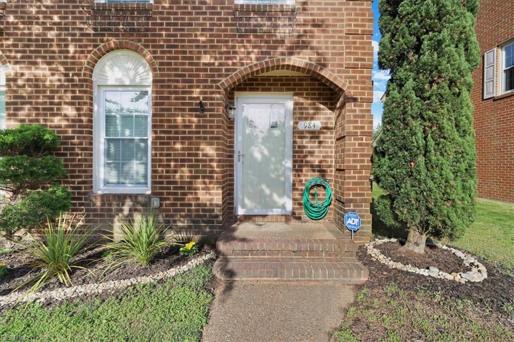 984 Colonial Meadows WAY