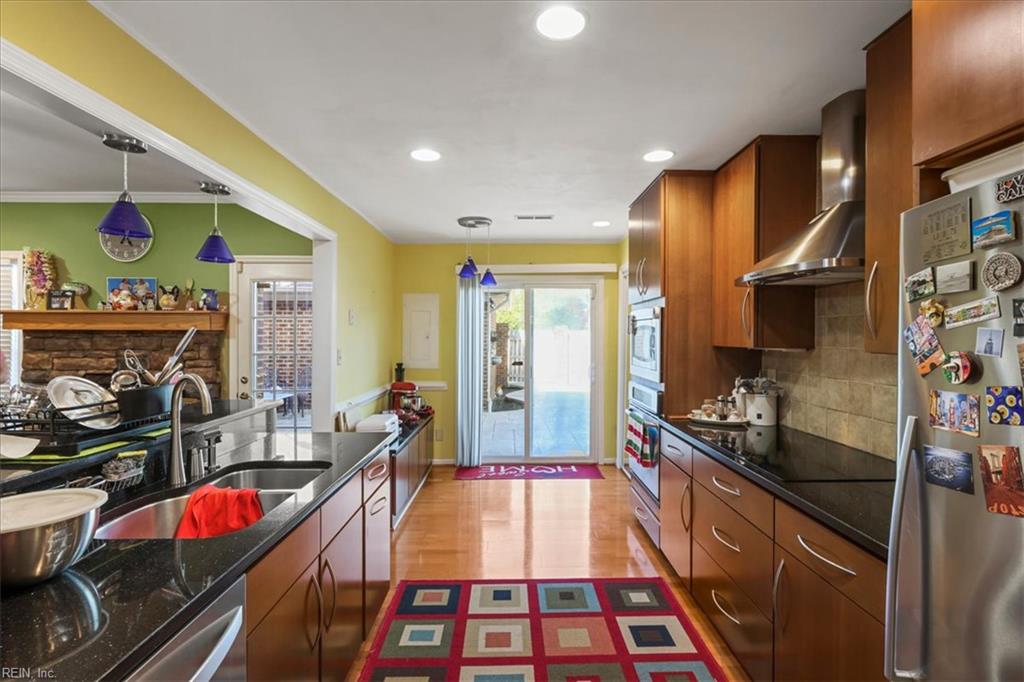 984 Colonial Meadows WAY