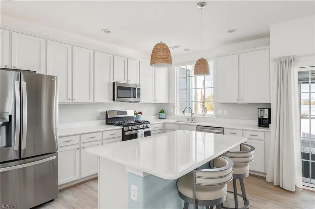 Suffolk, Virginia 23435, United States, 4 Bedrooms Bedrooms, ,3 BathroomsBathrooms,Residential,Pending,12359