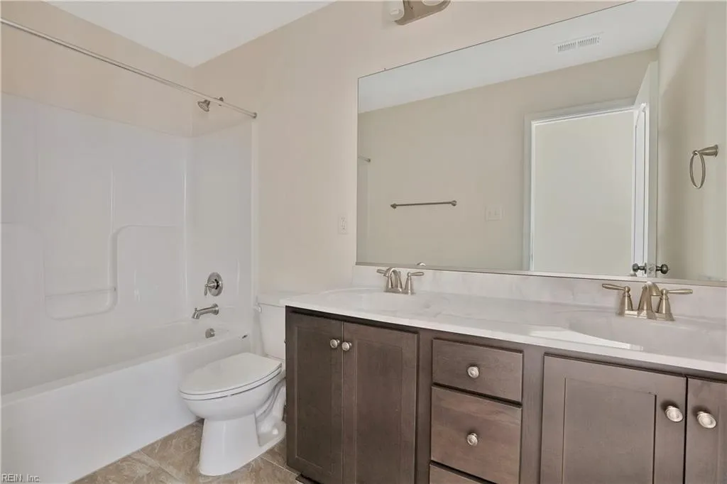 Suffolk, Virginia 23435, United States, 5 Bedrooms Bedrooms, ,4 BathroomsBathrooms,Residential,Pending,208545