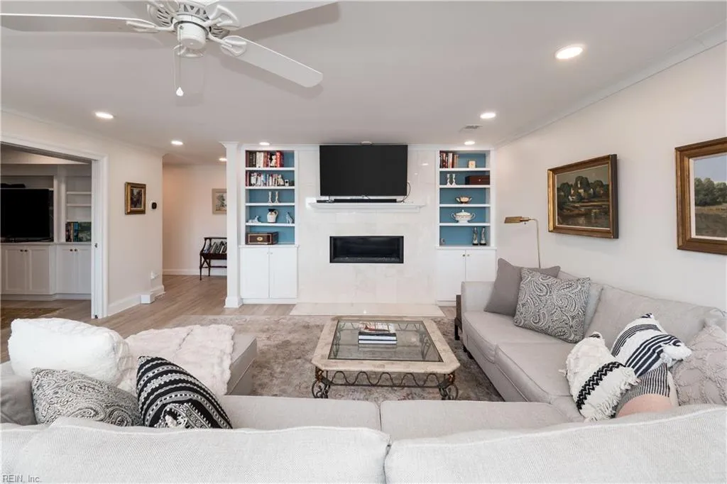 Virginia Beach, Virginia 23451, United States, 2 Bedrooms Bedrooms, ,2 BathroomsBathrooms,Residential,Pending,16225