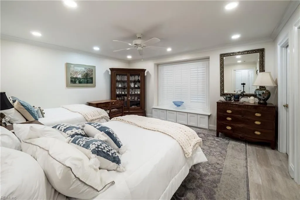 Virginia Beach, Virginia 23451, United States, 2 Bedrooms Bedrooms, ,2 BathroomsBathrooms,Residential,Pending,16225