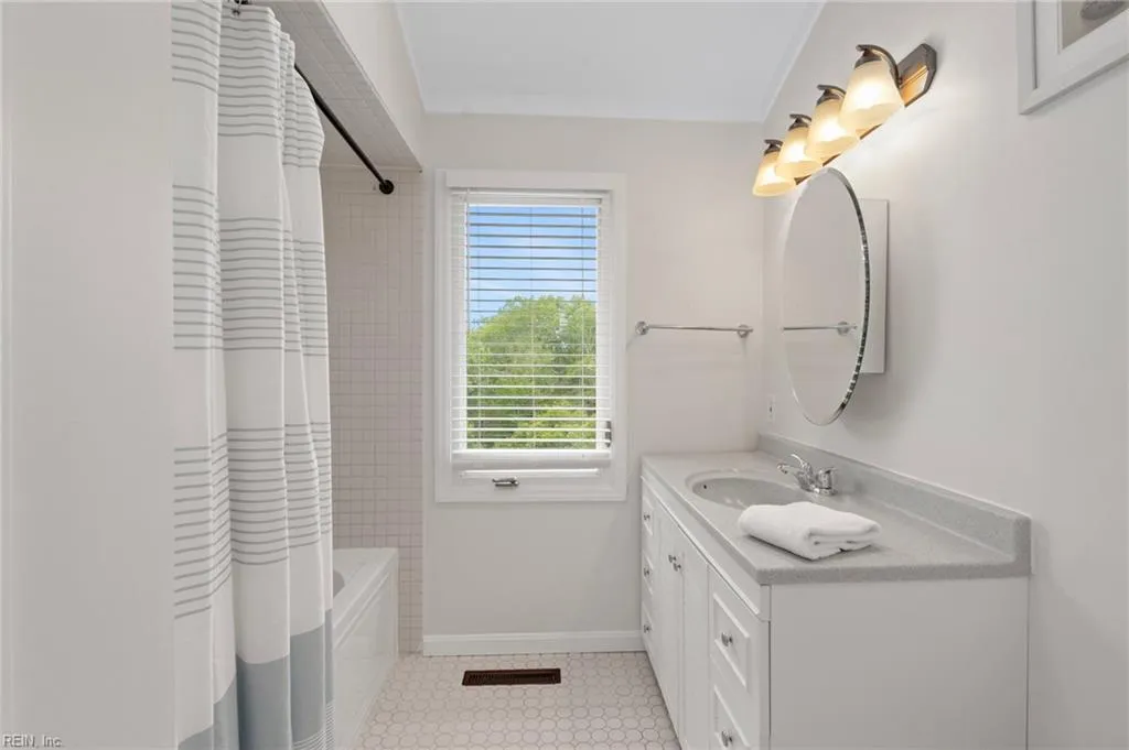 Virginia Beach, Virginia 23456, United States, 6 Bedrooms Bedrooms, ,3 BathroomsBathrooms,Residential,Active,250514