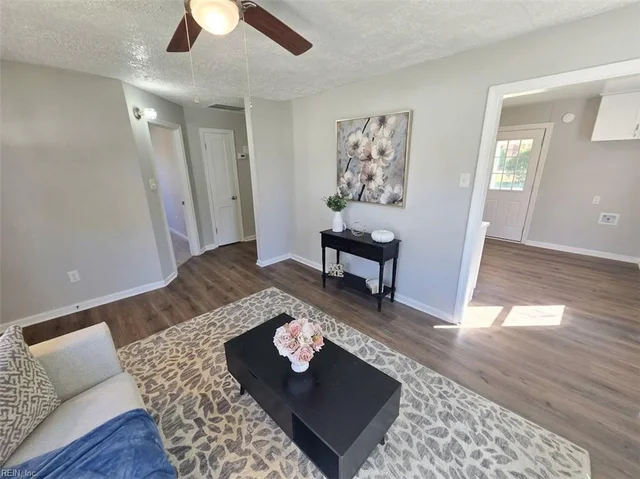 2814 Rosalee Drive, photo 2 of 20