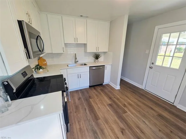 2814 Rosalee Drive, photo 4 of 20