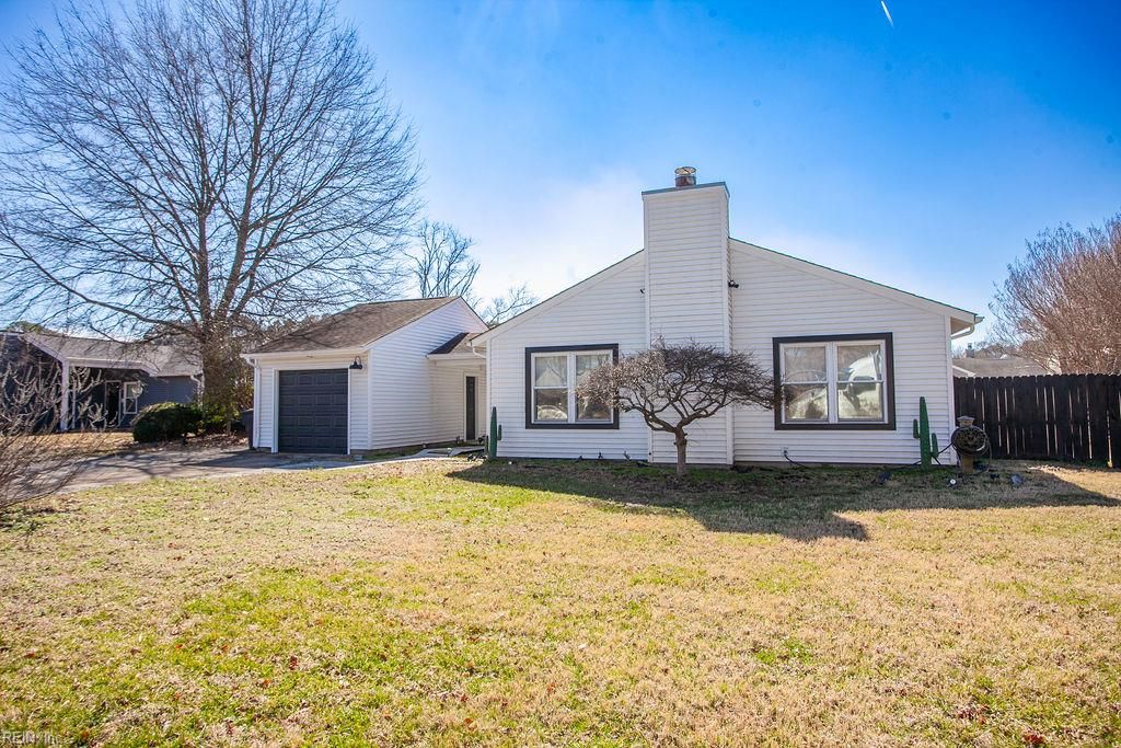 Photo of 4604 Southampton Arch, Portsmouth, VA 23703 (MLS # 10631315)