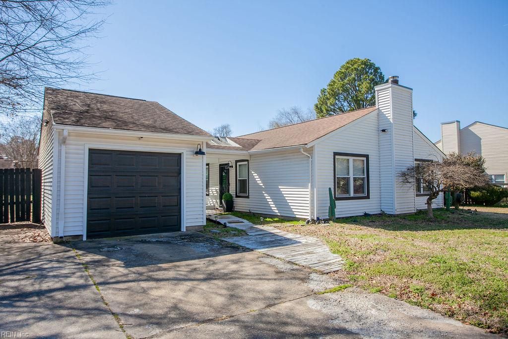 Photo of 4604 Southampton Arch, Portsmouth, VA 23703 (MLS # 10631315)