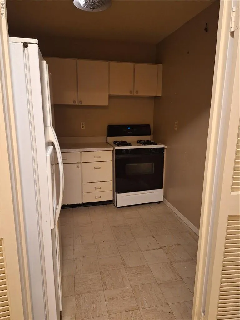 Portsmouth, Virginia 23704, United States, 1 Bedroom Bedrooms, ,2 BathroomsBathrooms,Residential,Active,254455