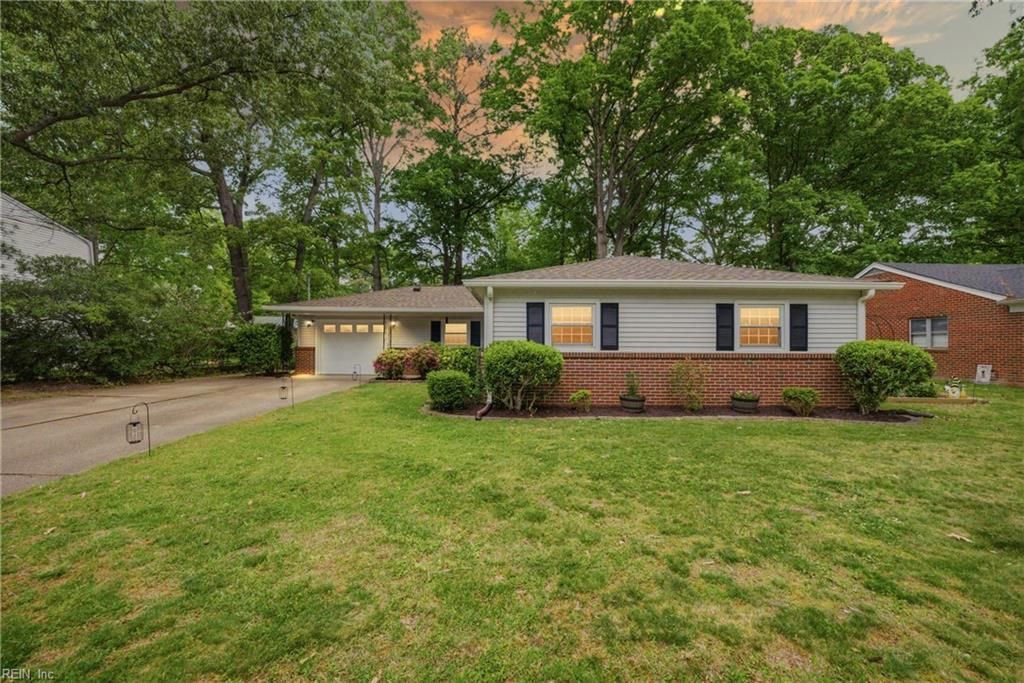 Photo of 18 Ridgewood Parkway, Newport News, VA 23608 (MLS # 10632154)