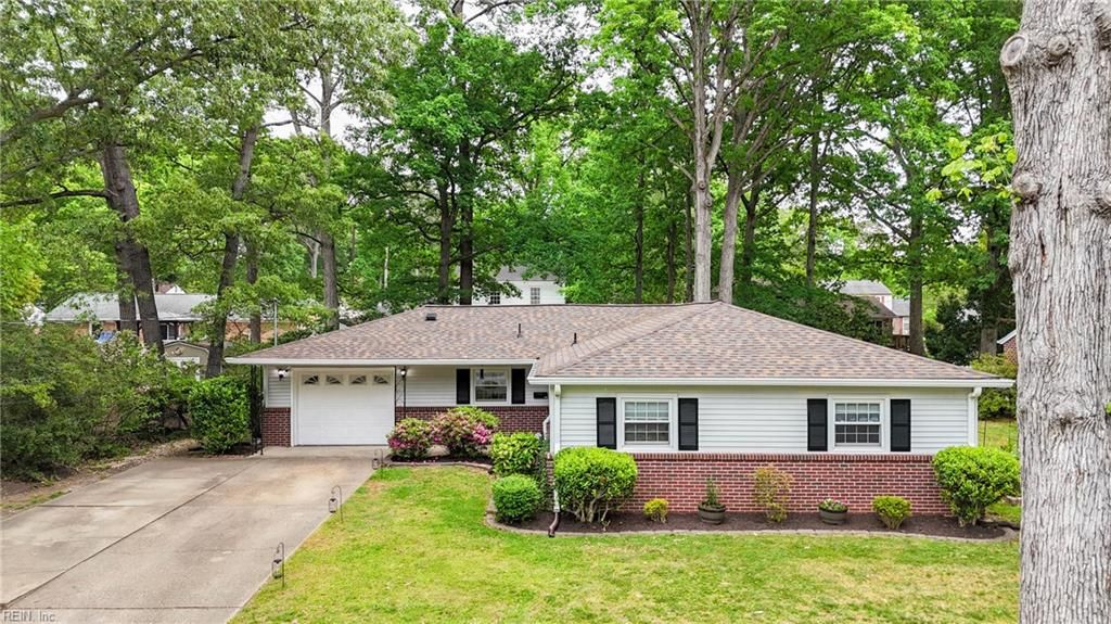 Photo of 18 Ridgewood Parkway, Newport News, VA 23608 (MLS # 10632154)