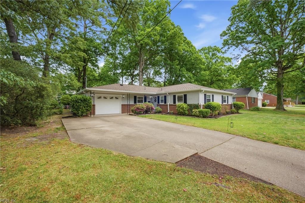 Photo of 18 Ridgewood Parkway, Newport News, VA 23608 (MLS # 10632154)